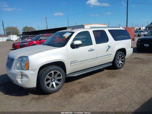 GMC Yukon Denali Image 14