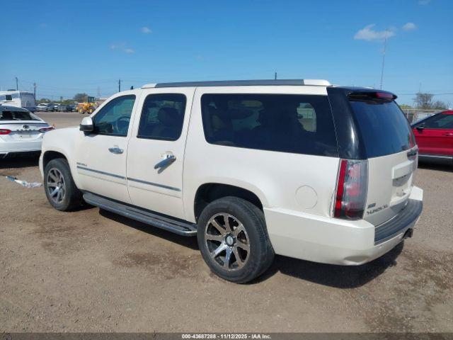 GMC Yukon Denali Image 4