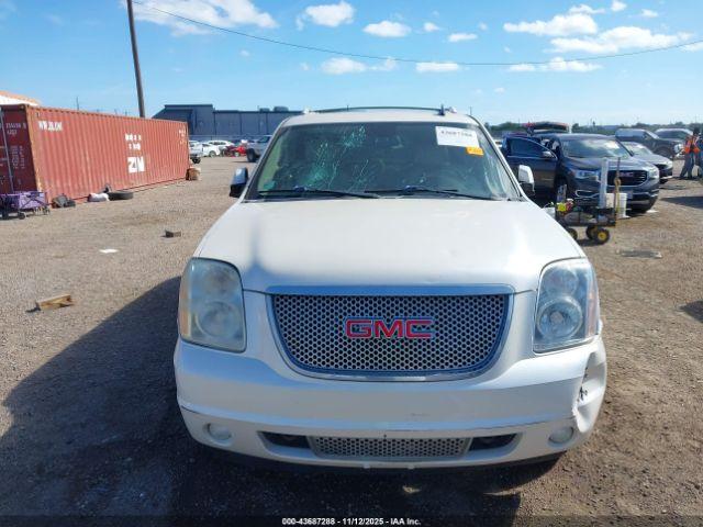 GMC Yukon Denali Image 10