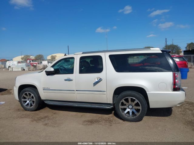 GMC Yukon Denali Image 15