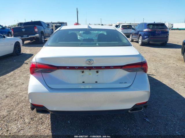 Toyota Avalon Xle Image 14