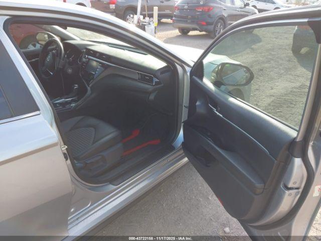 Toyota Camry Se Image 6