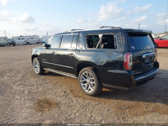 GMC Yukon Denali Image 12