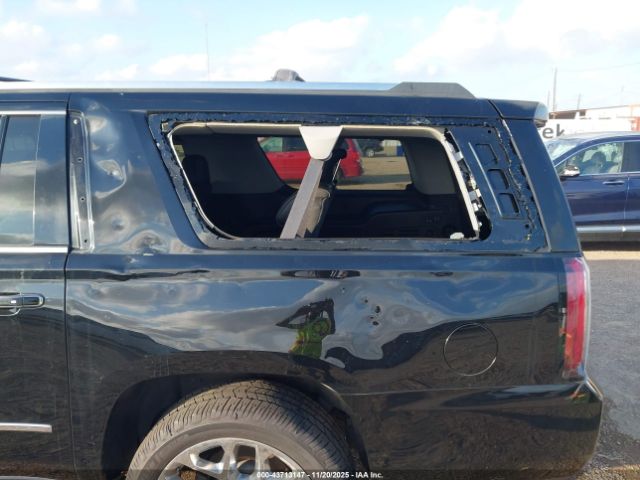 GMC Yukon Denali Image 10