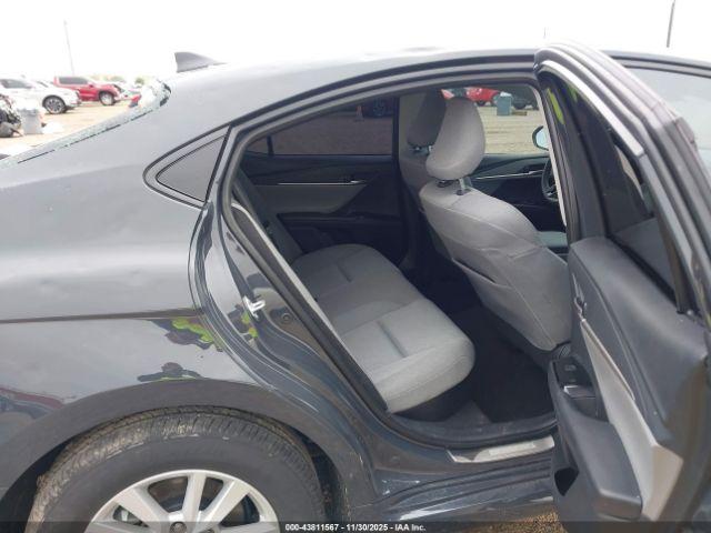 Toyota Camry Le Image 9