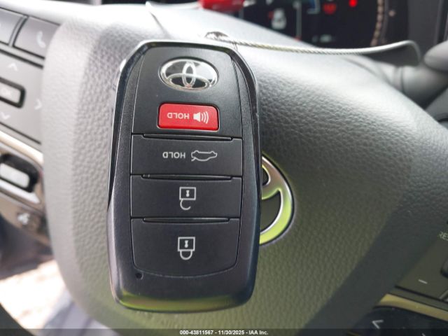 Toyota Camry Le Image 7