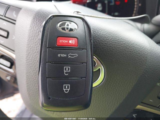 Toyota Camry Le Image 7