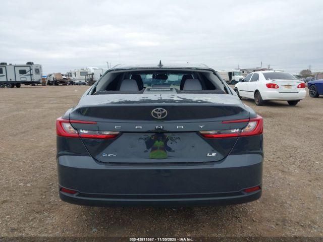 Toyota Camry Le Image 3