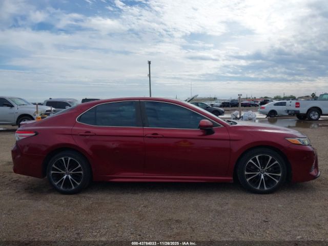 Toyota Camry Se Image 10