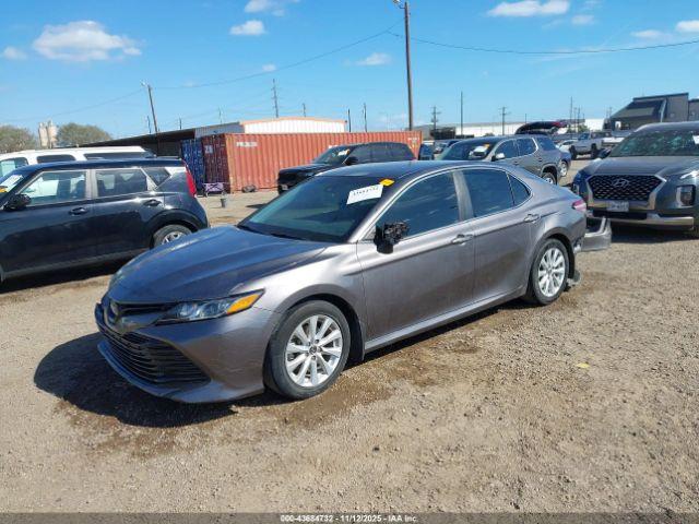 Toyota Camry Le Image 14