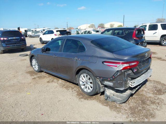 Toyota Camry Le Image 3