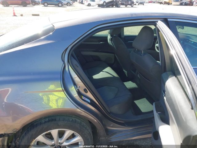 Toyota Camry Le Image 5