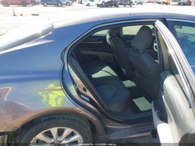 Toyota Camry Le Image 5