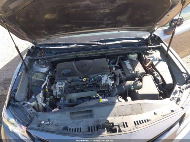 Toyota Camry Le Image 10