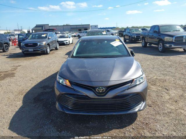 Toyota Camry Le Image 13