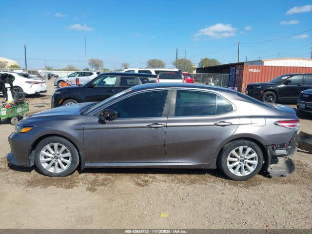 Toyota Camry Le Image 12