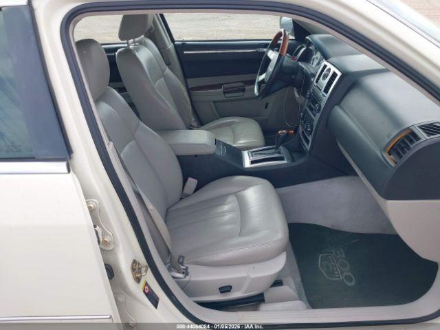 Chrysler 300c Image 14