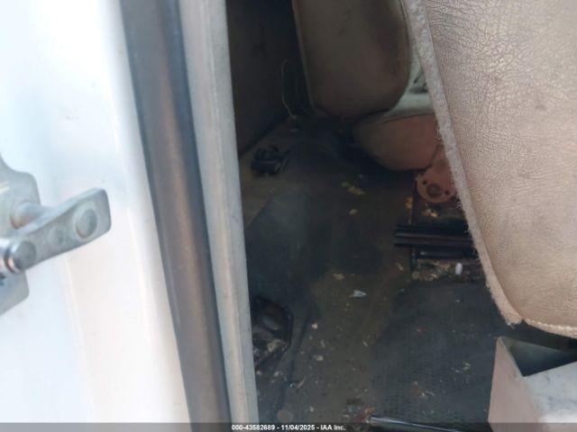 Chevrolet Silverado 2500 Work Truck Image 4