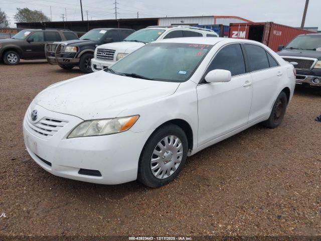 Toyota Camry Le Image 4