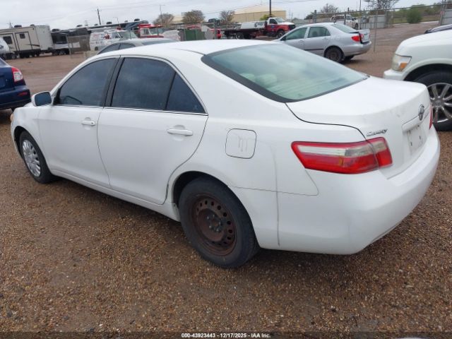 Toyota Camry Le Image 11