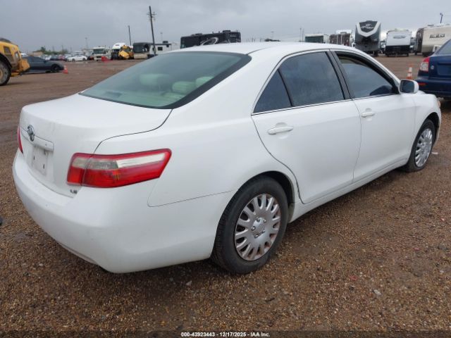 Toyota Camry Le Image 3