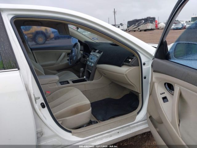 Toyota Camry Le Image 6