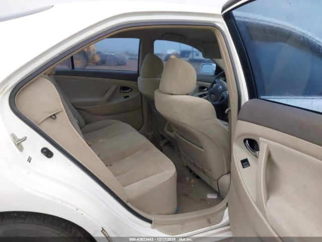 Toyota Camry Le Image 8