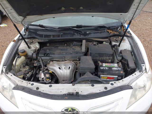 Toyota Camry Le Image 2