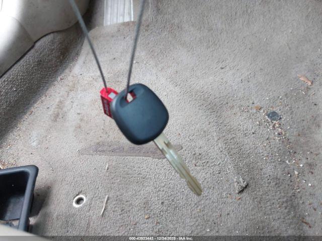 Toyota Camry Le Image 7