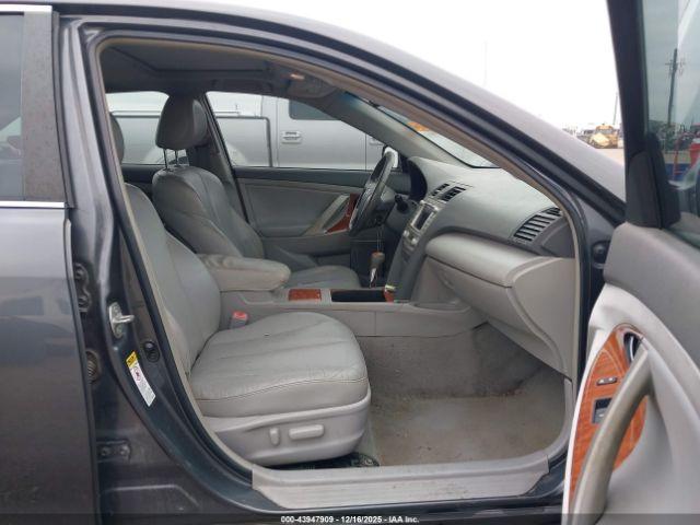 Toyota Camry Xle V6 Image 16