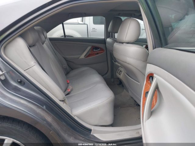 Toyota Camry Xle V6 Image 17